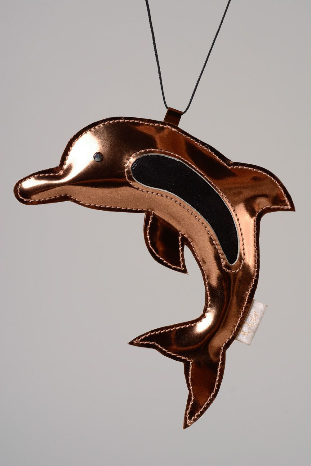 Colgante de cuero hecho a mano para bolso Delfín de oro foto 1