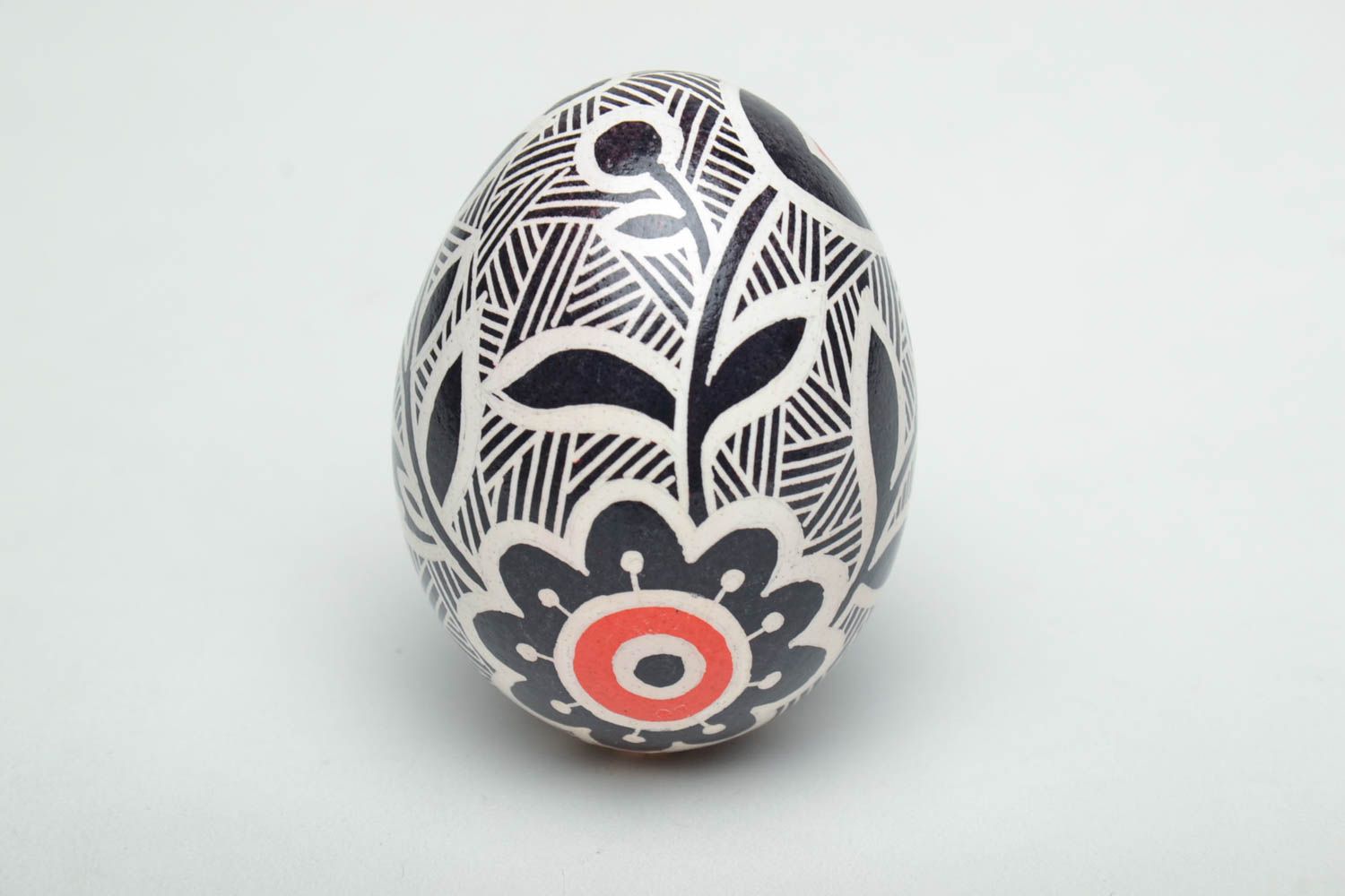 Oeuf de Pâques peint noir et blanc à motif floral fait main décoratif original photo 3