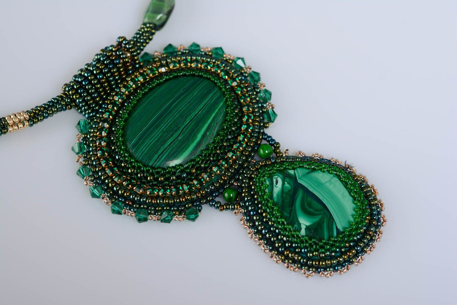 Зеленое колье вышитое бисером с натуральным камнем малахитом ручной работы нарядное фото 2