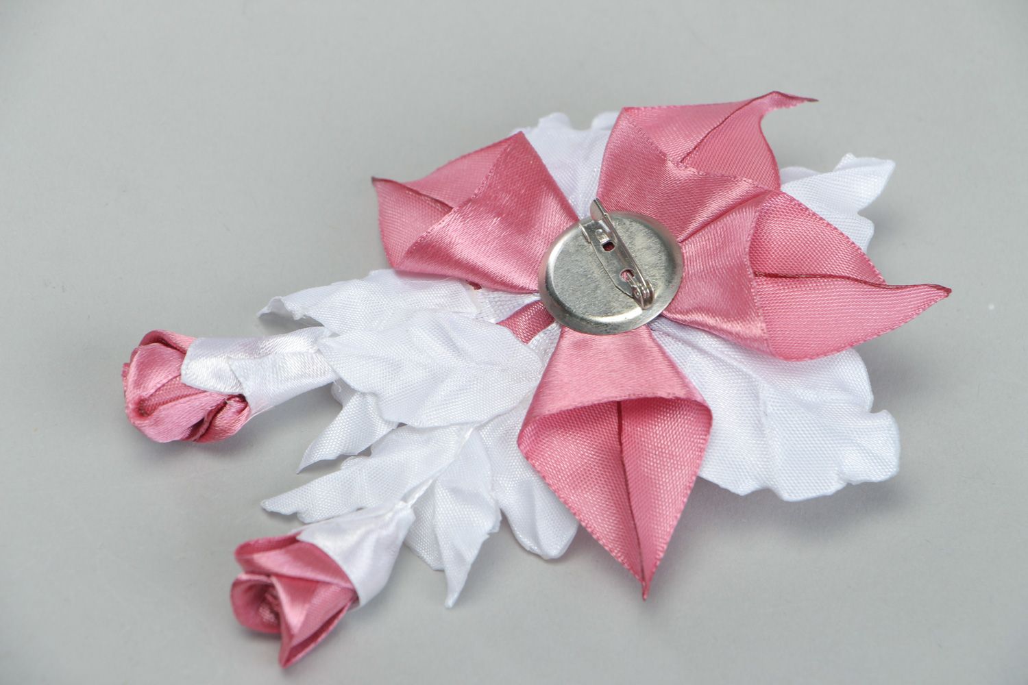 Handgemachte Brosche aus Satinbändern in Kanzashi Technik in Rosa und Weiß für Frauen foto 3
