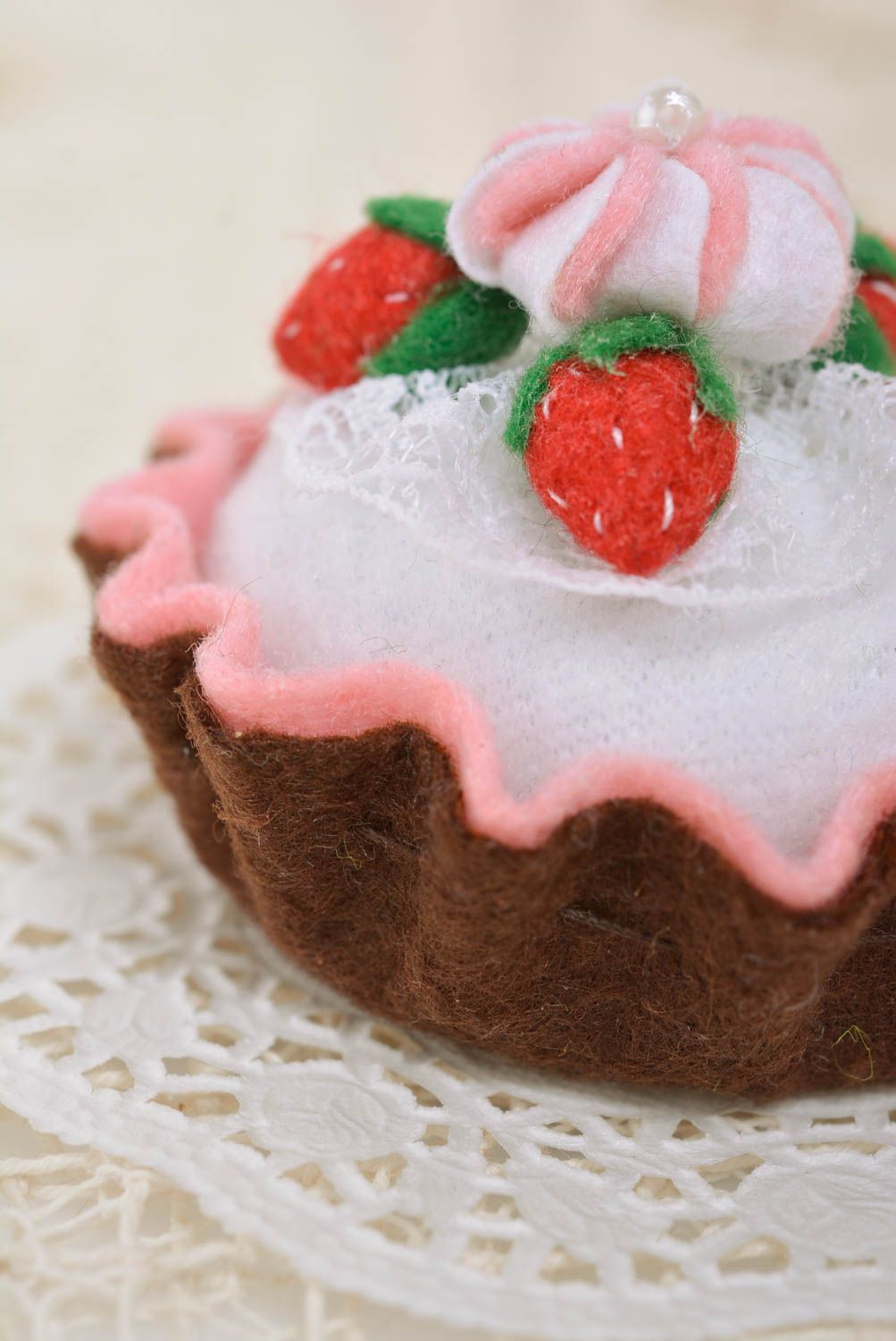 Pique-aiguilles gâteau à la fraise rond fait main en feutre cadeau original photo 4