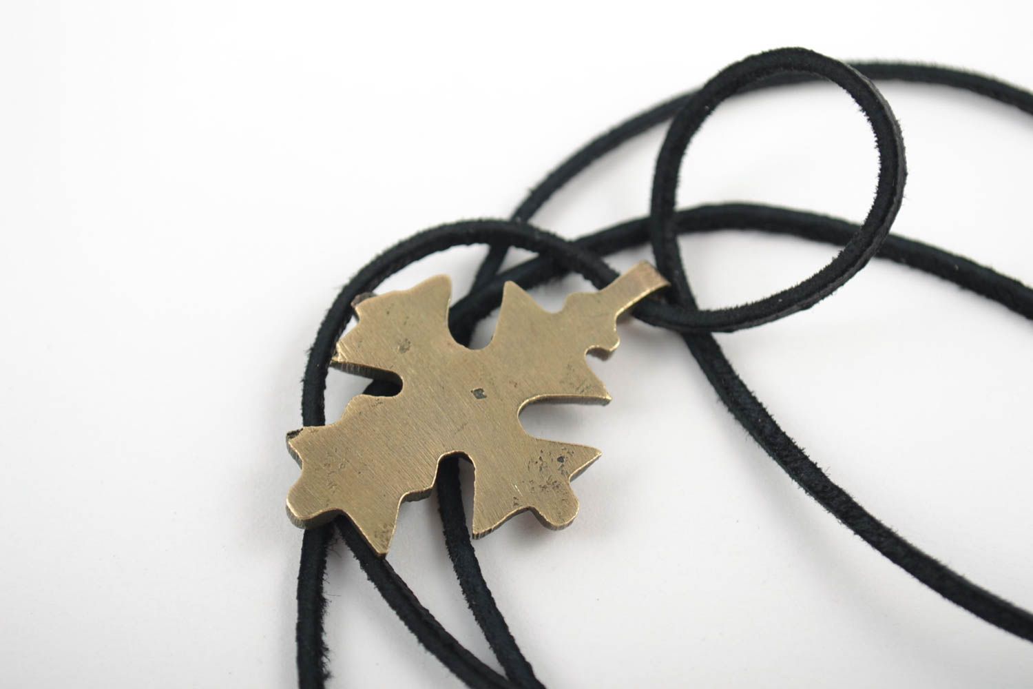 Cruz de bronce para el cuello artesanal original con cordón negro sin crucifijo foto 4