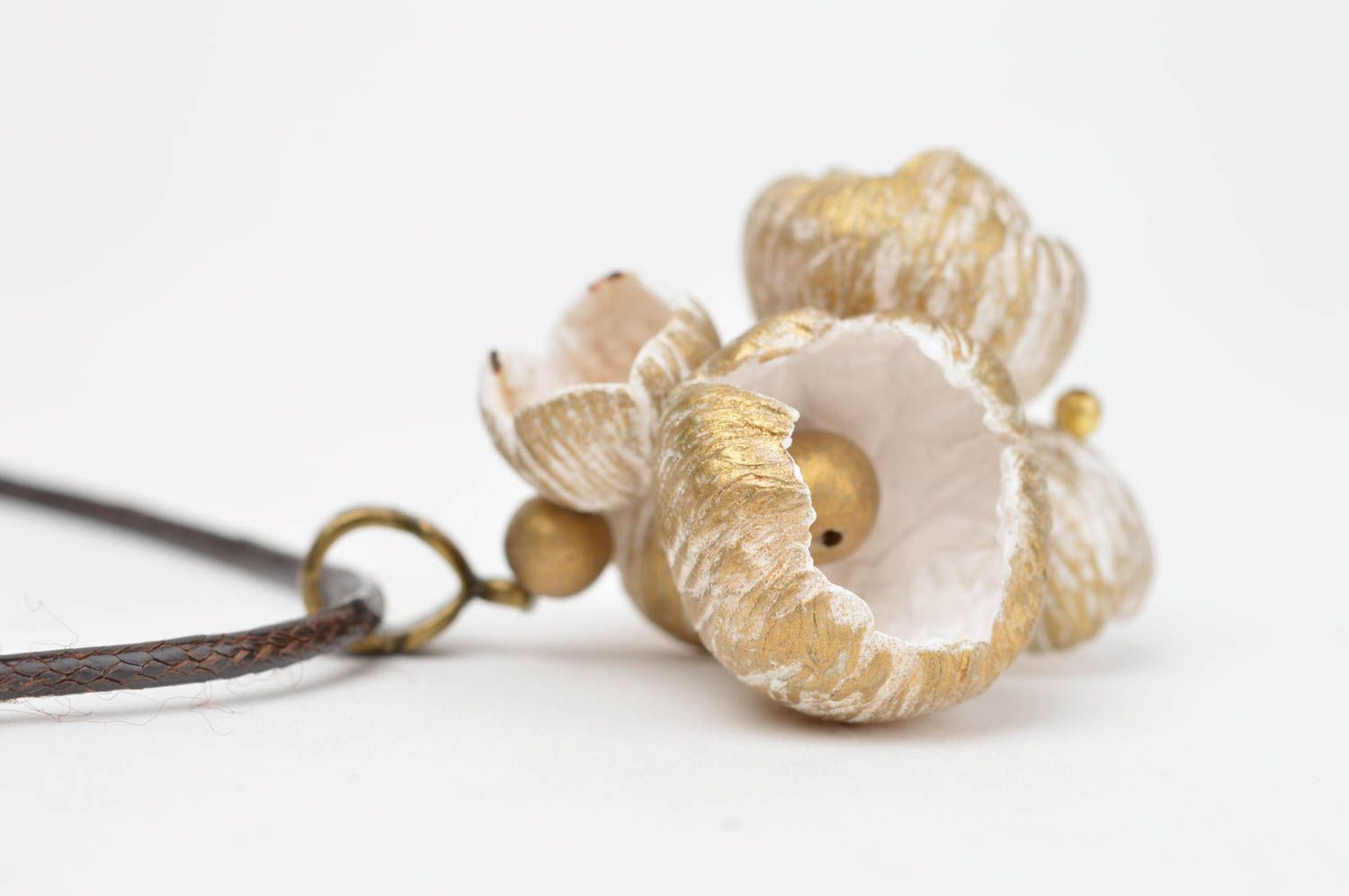 Pendentif fleurs en pâte polymère avec perles fantaisie fait main sur chaîne photo 3