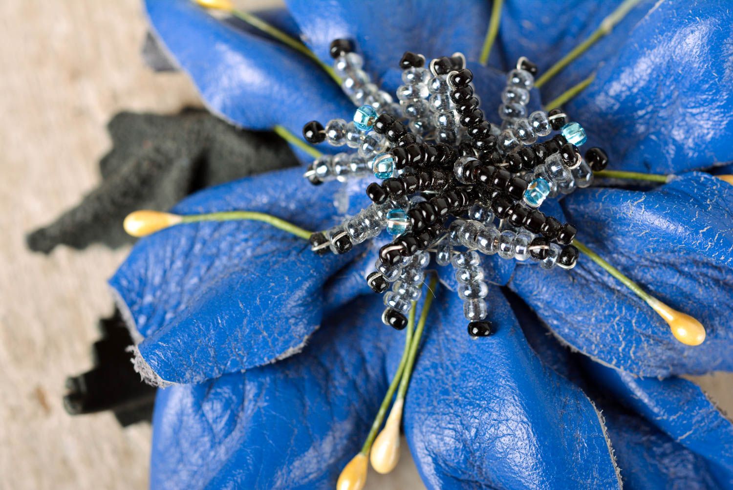 Broche fleur faite main Barrette cheveux bleu vrai cuir Accessoire femme photo 3