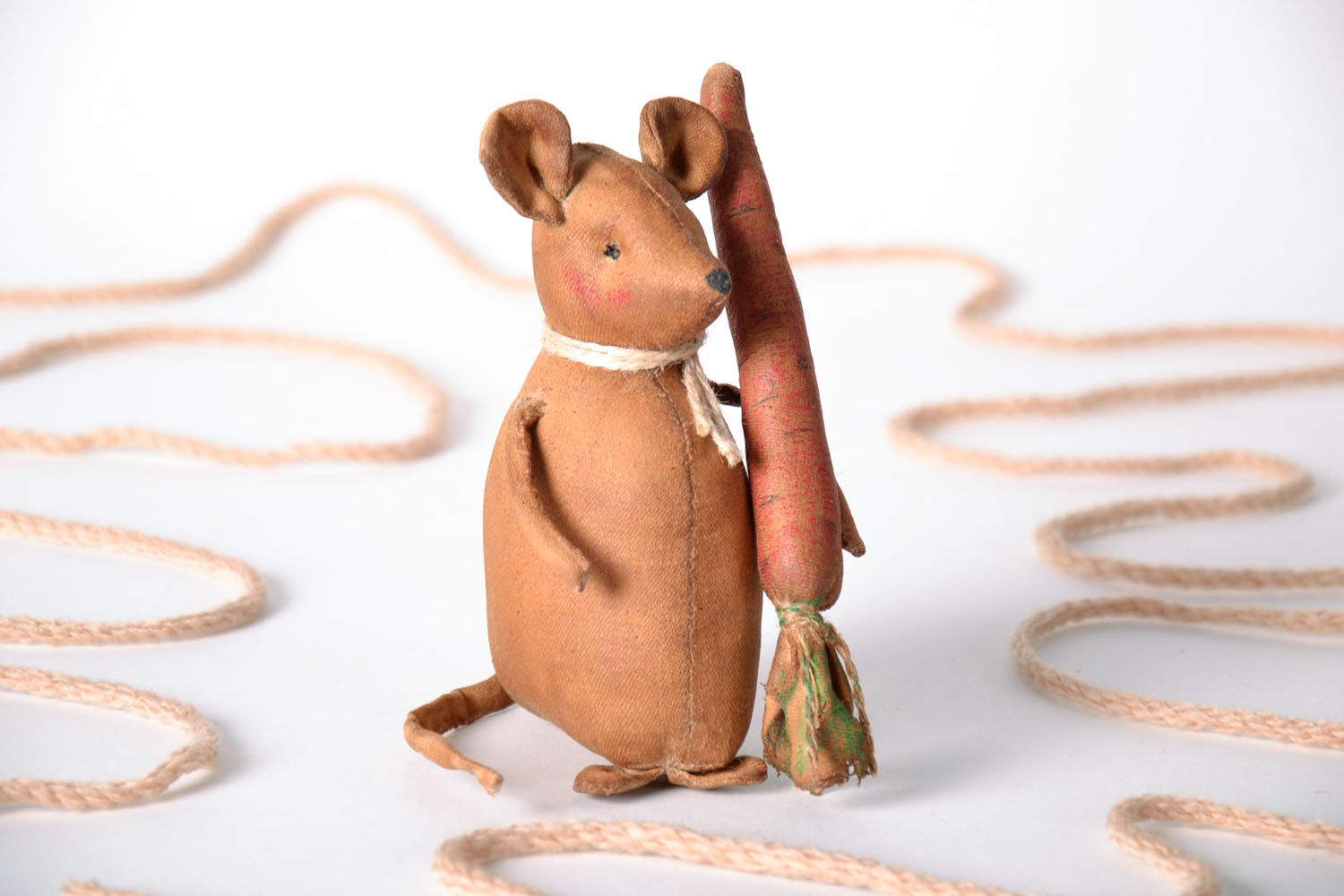 Muñeco de tela Ratón con zanahoria foto 1