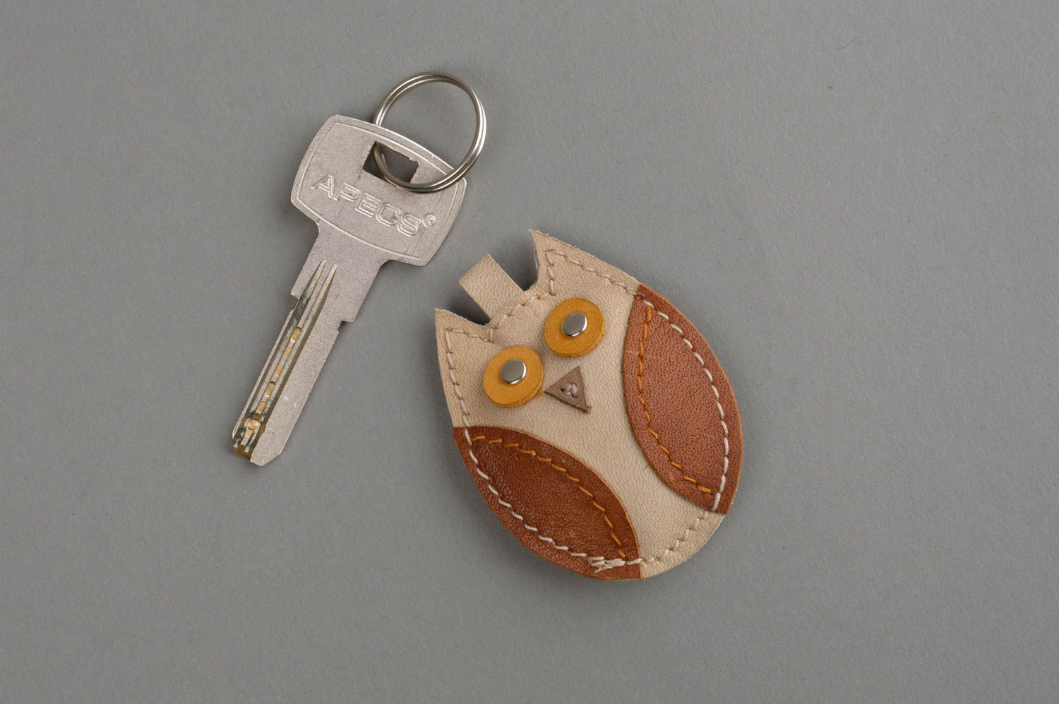 Porte-clés en vrai cuir fait main accessoire original cadeau Hibou beige marron photo 1