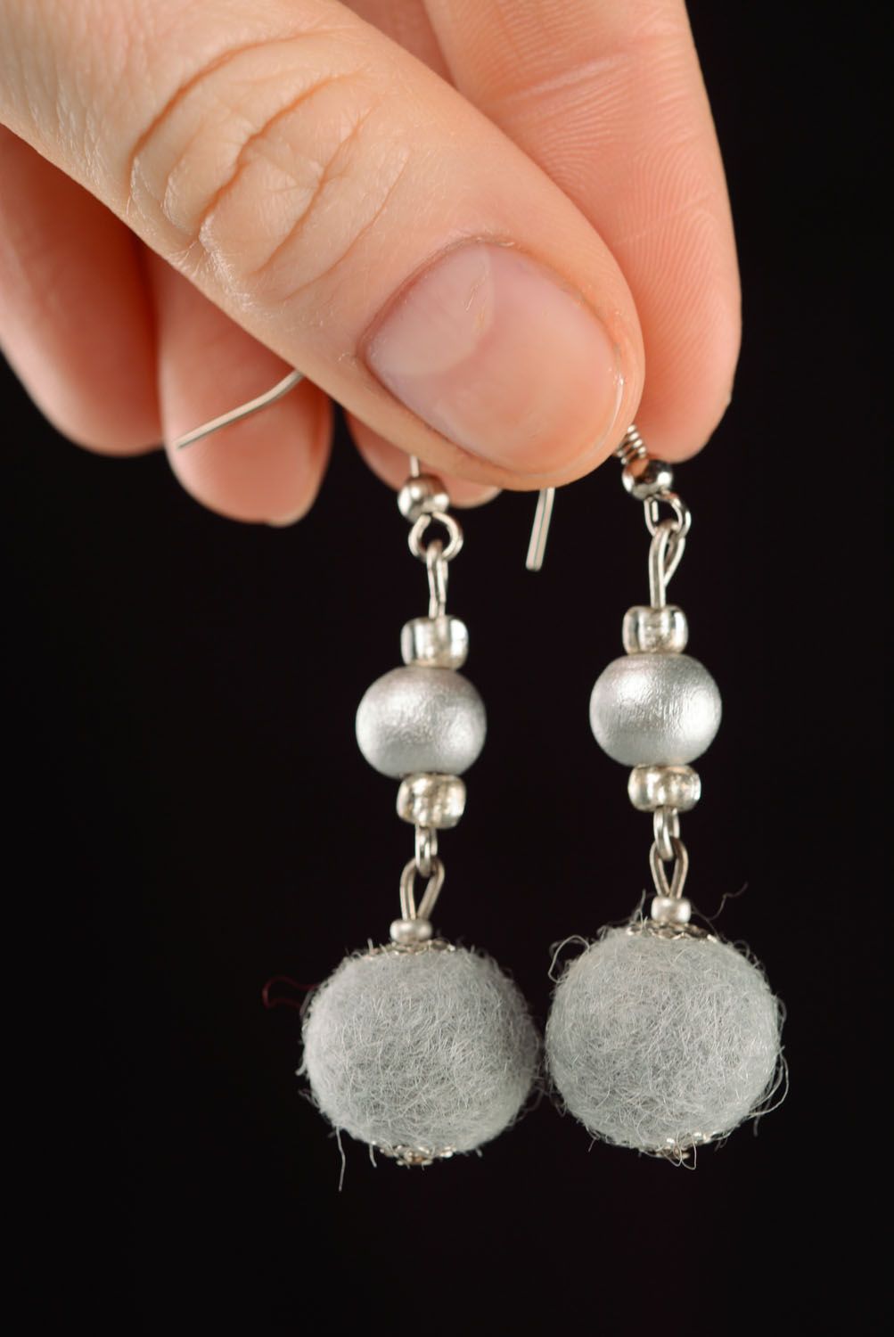 Boucles d'oreilles en perles de feutre grises  photo 2