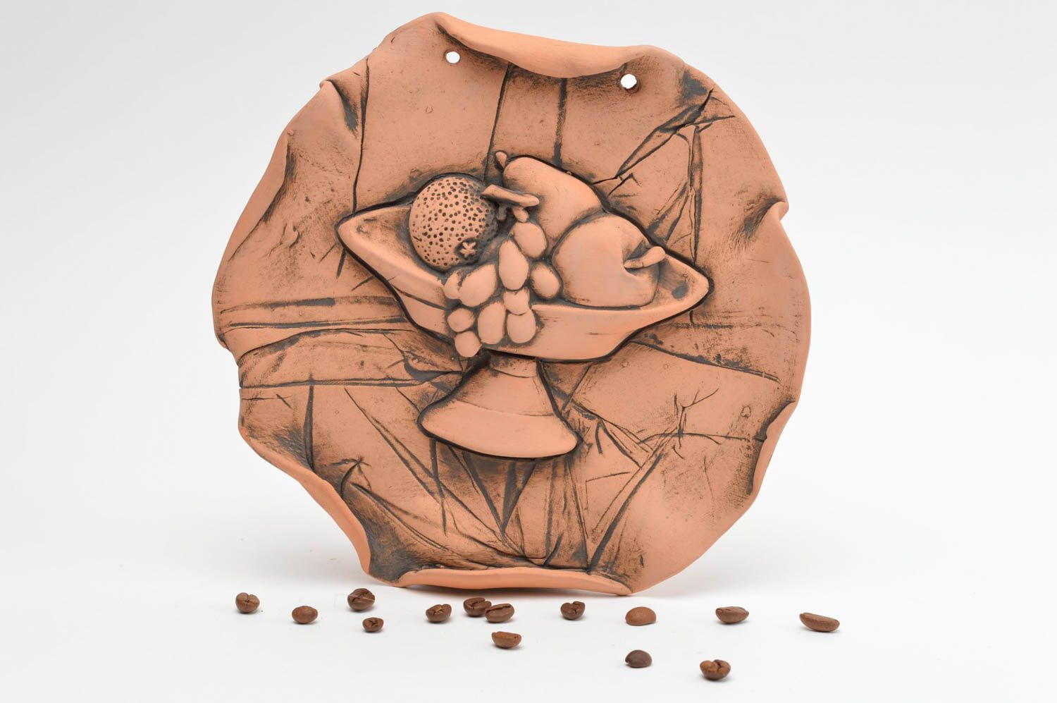 Декоративное панно ручной работы из красной глины с изображением вазы с фруктами фото 1