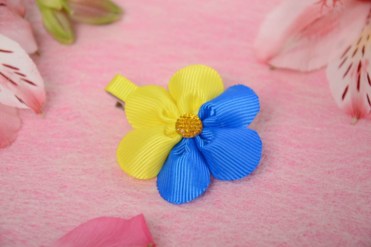 Pinza para el pelo con forma de flor de cintas amarilla y azul hecha a mano foto 1