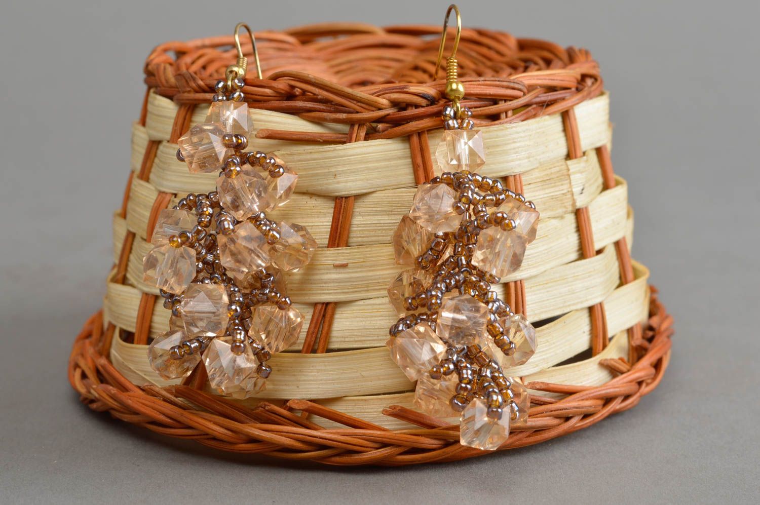 Boucles d'oreilles massives brunes faites main en perles de rocaille accessoire photo 1