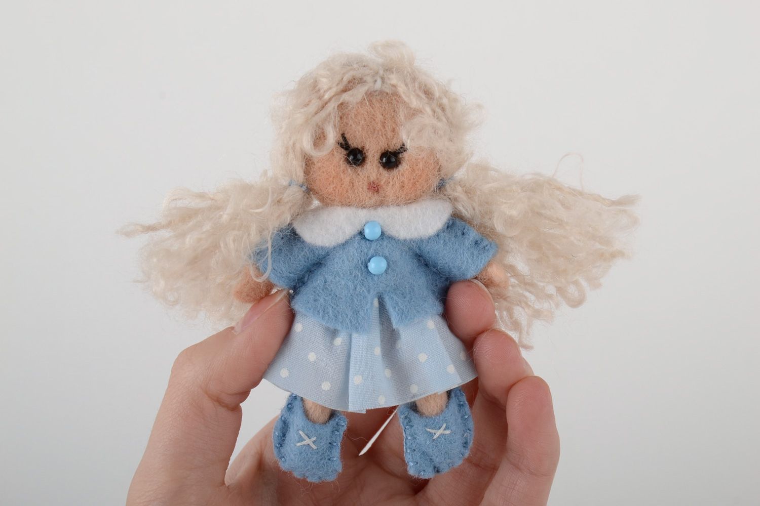 Kleine schöne weiche handgemachte Puppe aus Wolle in Trockenfilzen Technik foto 5