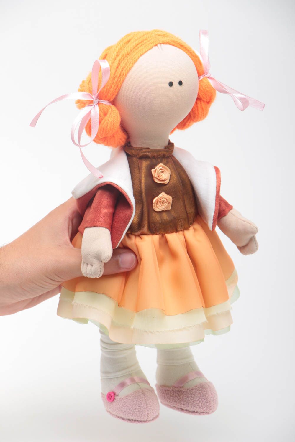 Авторская тканевая кукла ручной работы в оранжевом платье и красной курточке фото 5