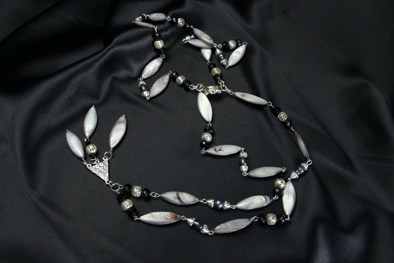 Handmade Collier aus Perlmutt und schwarzen Perlen foto 1