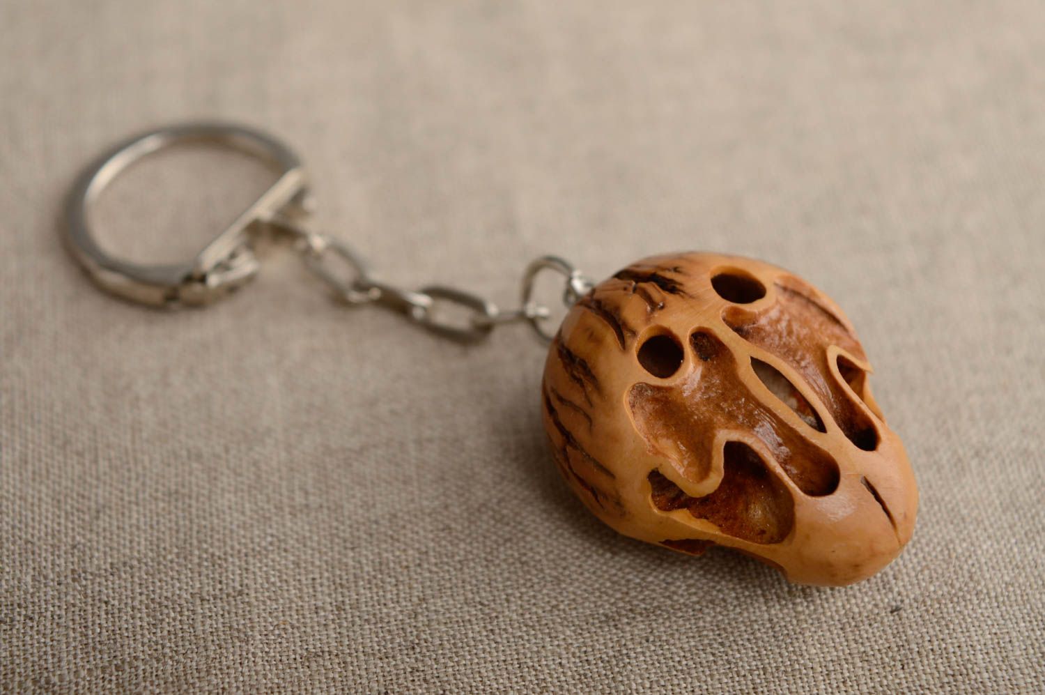 Petit porte-clefs original en noix brun clair fait main cadeau insolite  photo 4