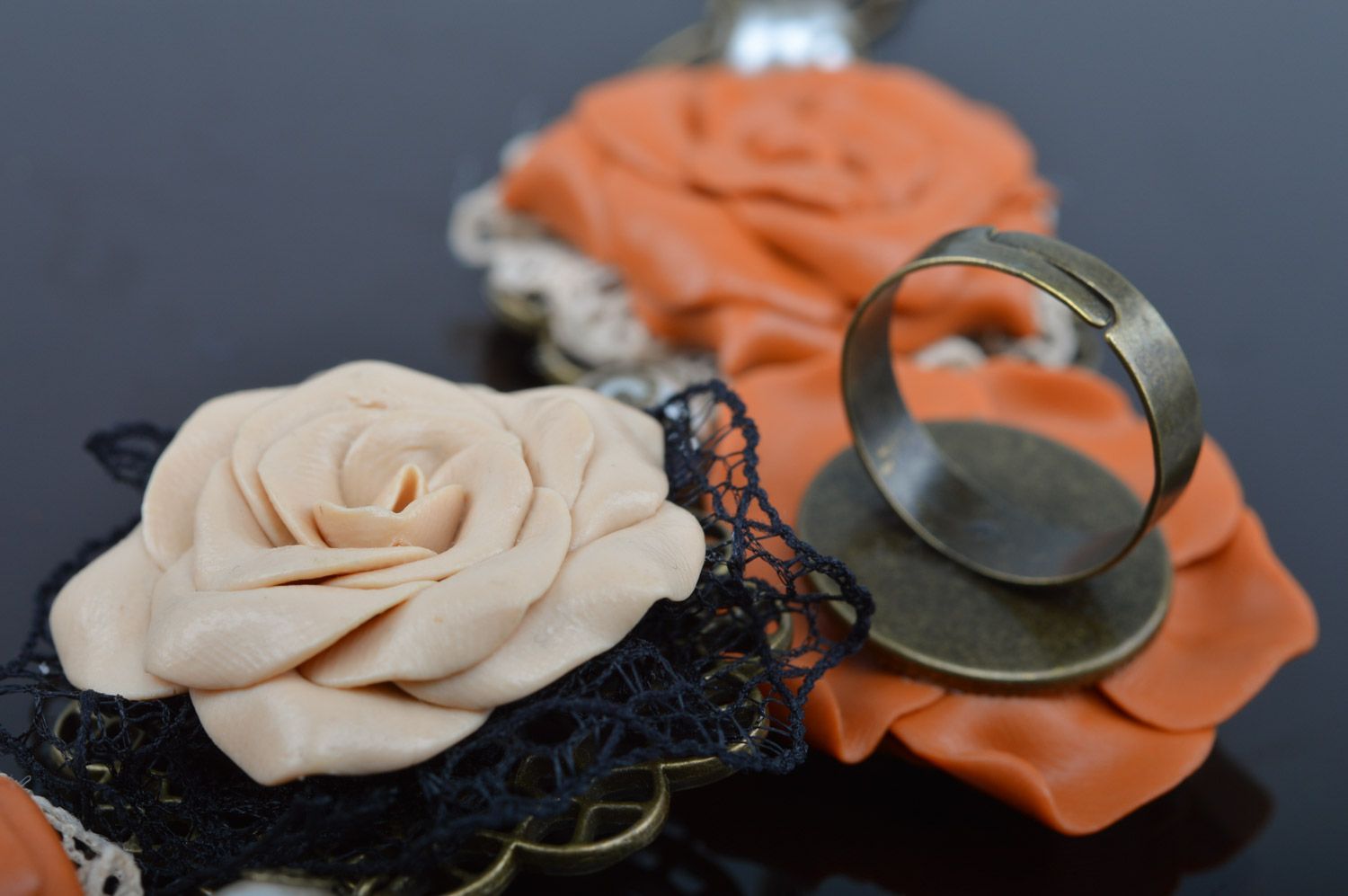 Handgemachtes Schmuckset aus Ring und Collier mit Blumen aus Polymerton 2 Stück  foto 3