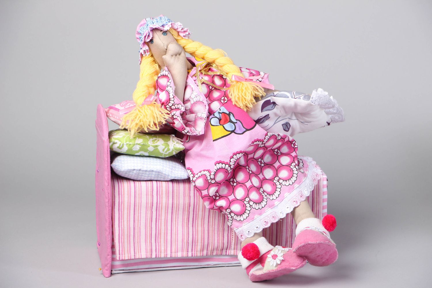Textile interior sleepy doll for games photo 1