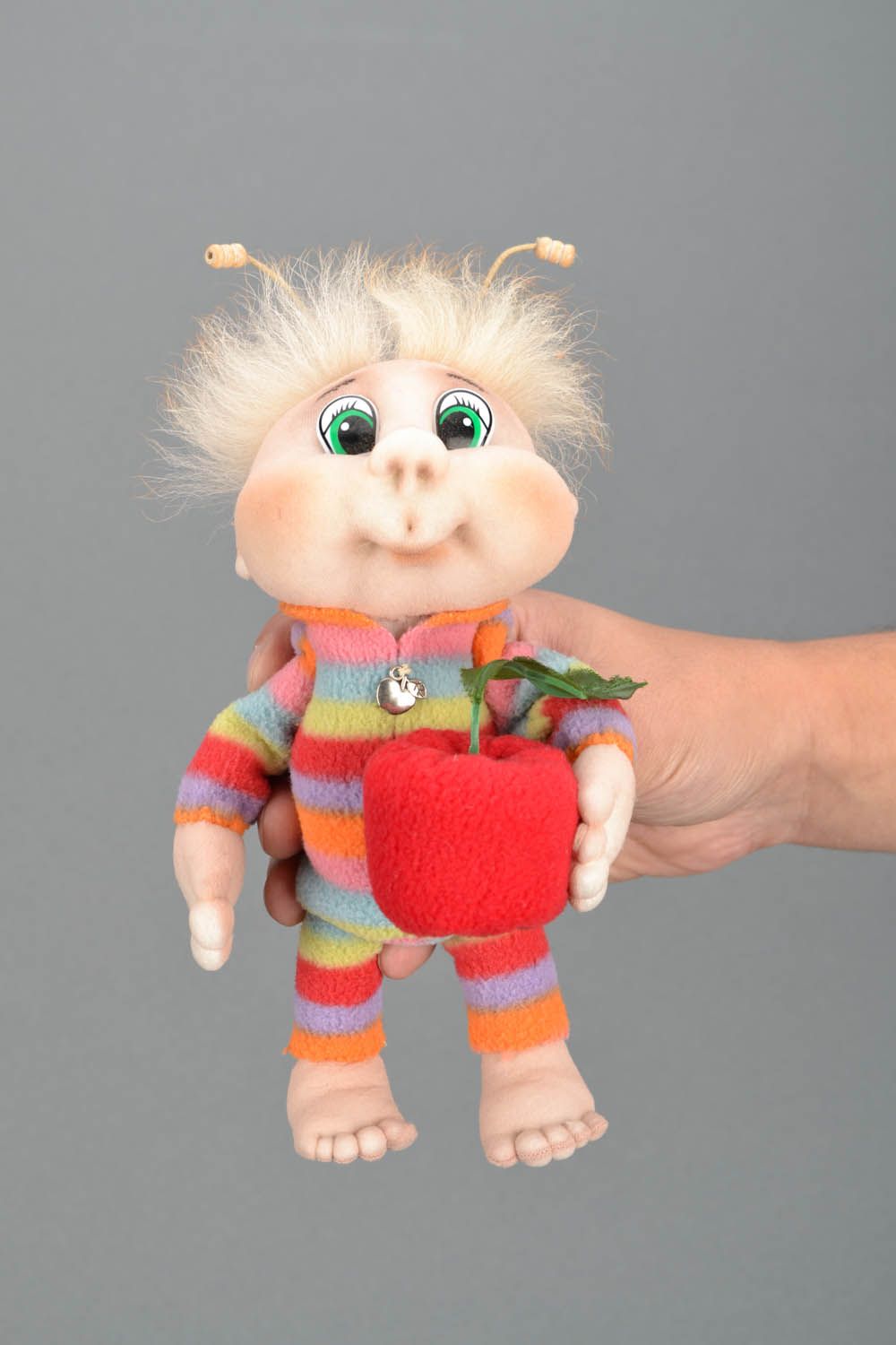 Joli jouet en textile fait main Garçon avec une pomme photo 2