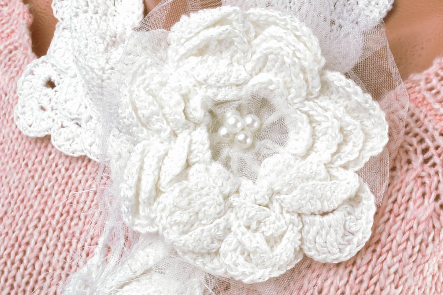 Bufanda de punto blanca con flor foto 3