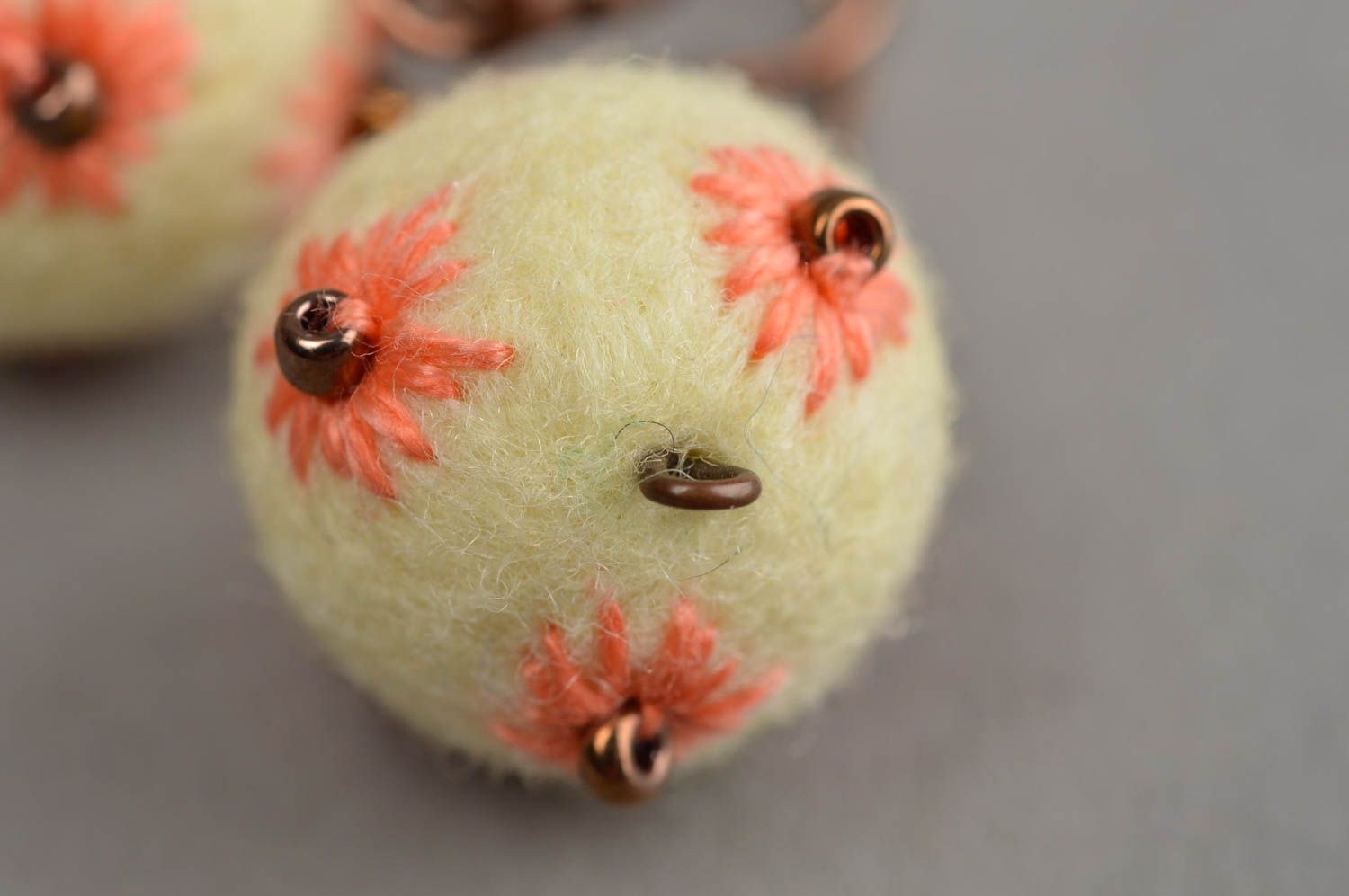 Schöne originelle zarte gefilzte Damen Kugel Ohrringe aus Wolle Handarbeit foto 5