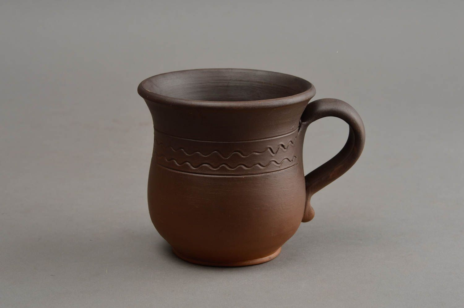 Dark brown ceramic cup with classic light pattern and handle 0,6 lb photo 2
