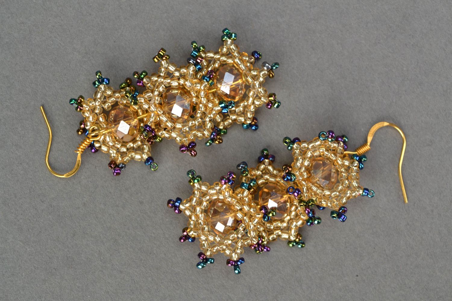 Lange goldfarbene Ohrringe aus Glasperlen und Kristall  foto 3