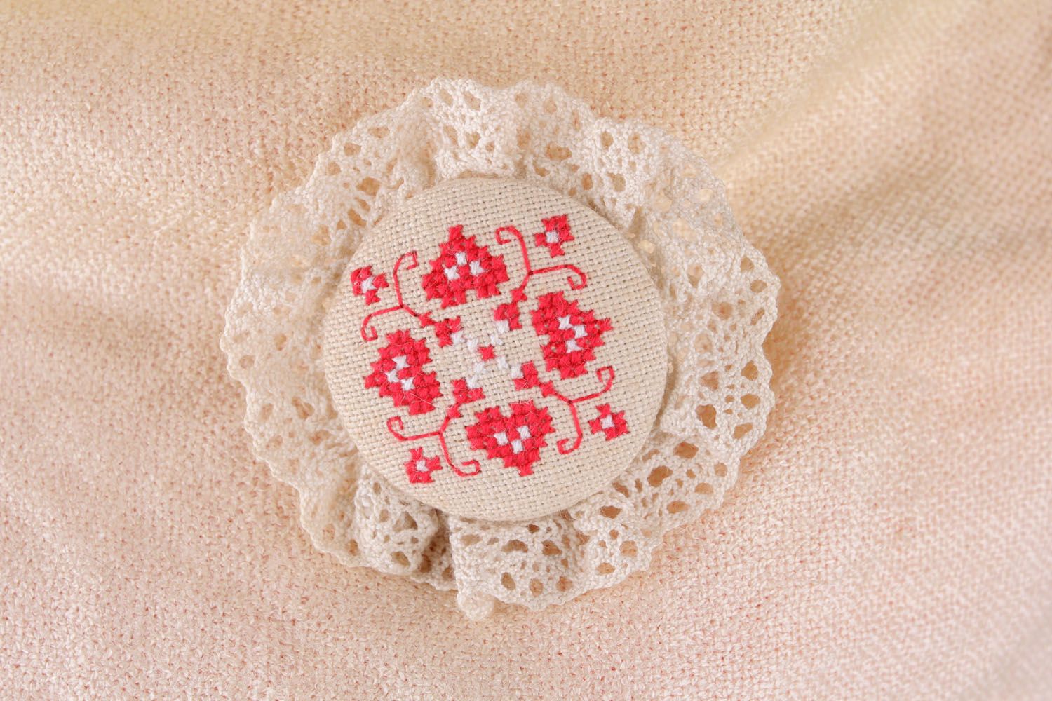Lacy brooch with embroidery photo 1