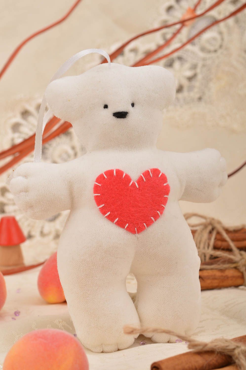 Peluche ours coton blanc avec cœur rouge en feutre belle originale faite main  photo 1