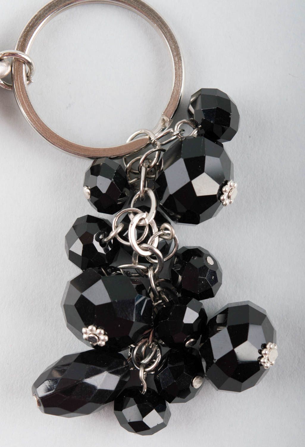 Porte-clés en métal et perles de verre noires avec breloques fait main stylé photo 5