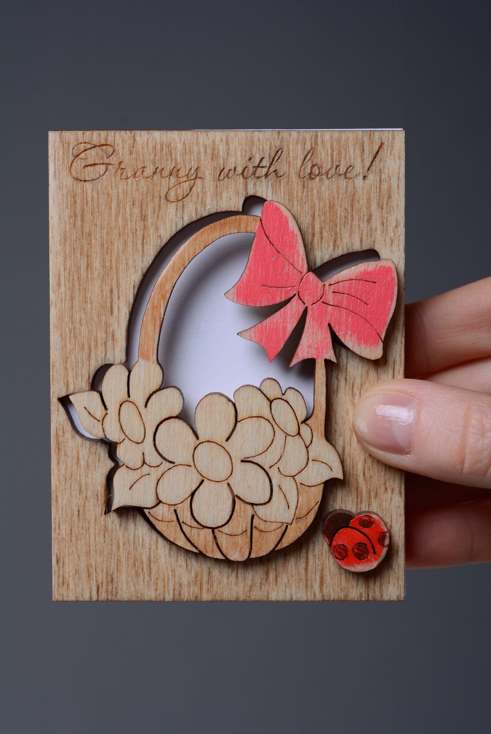 Belle carte de voeux en bois faite main décorée d'image de panier de fleurs photo 4
