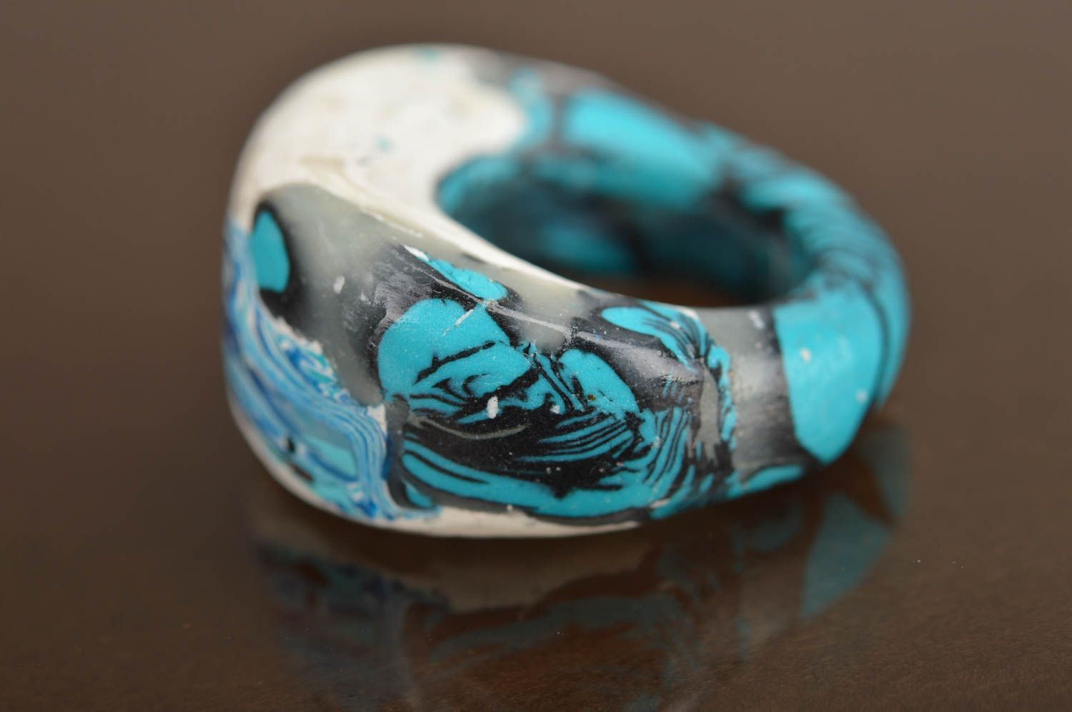 Massiver origineller handgemachter Ring aus Polymerton in Weiß und Blau für Dame foto 3