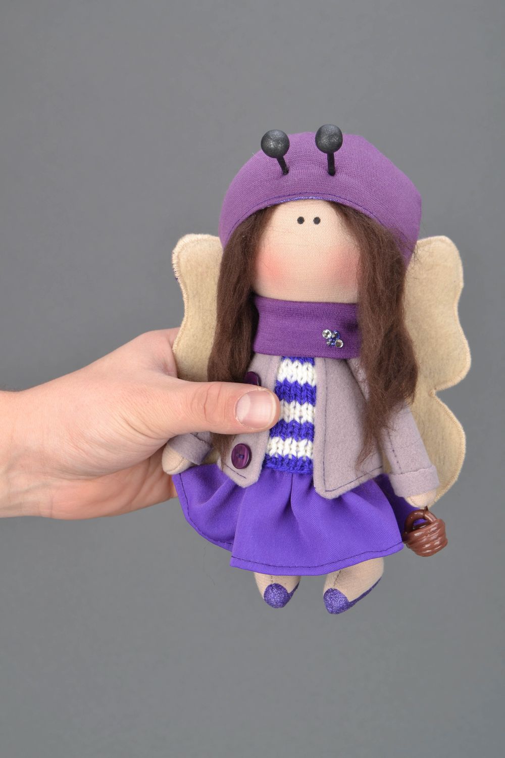 Künstler Puppe aus Stoff in lila Kleidung foto 2