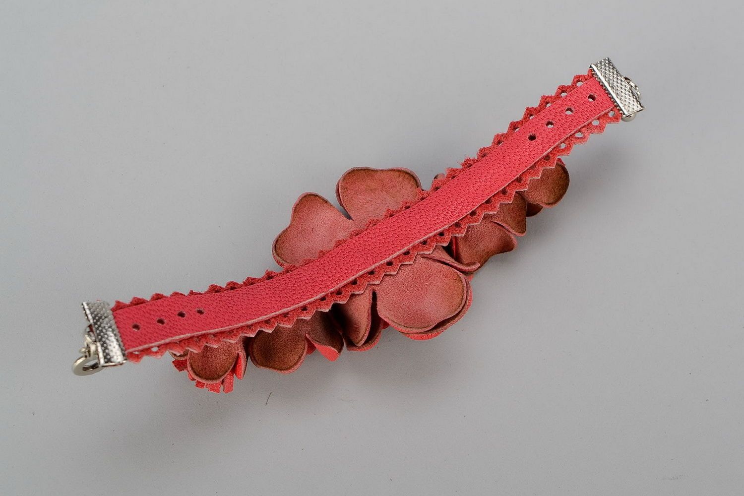 Leather bracelet with flowers photo 4