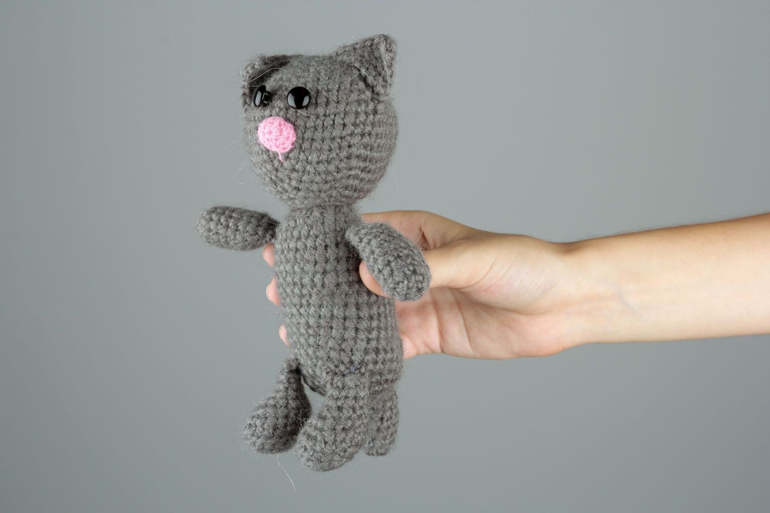 Giocattolo a maglia fatto a mano pupazzo morbido a forma di gatto grigio foto 2