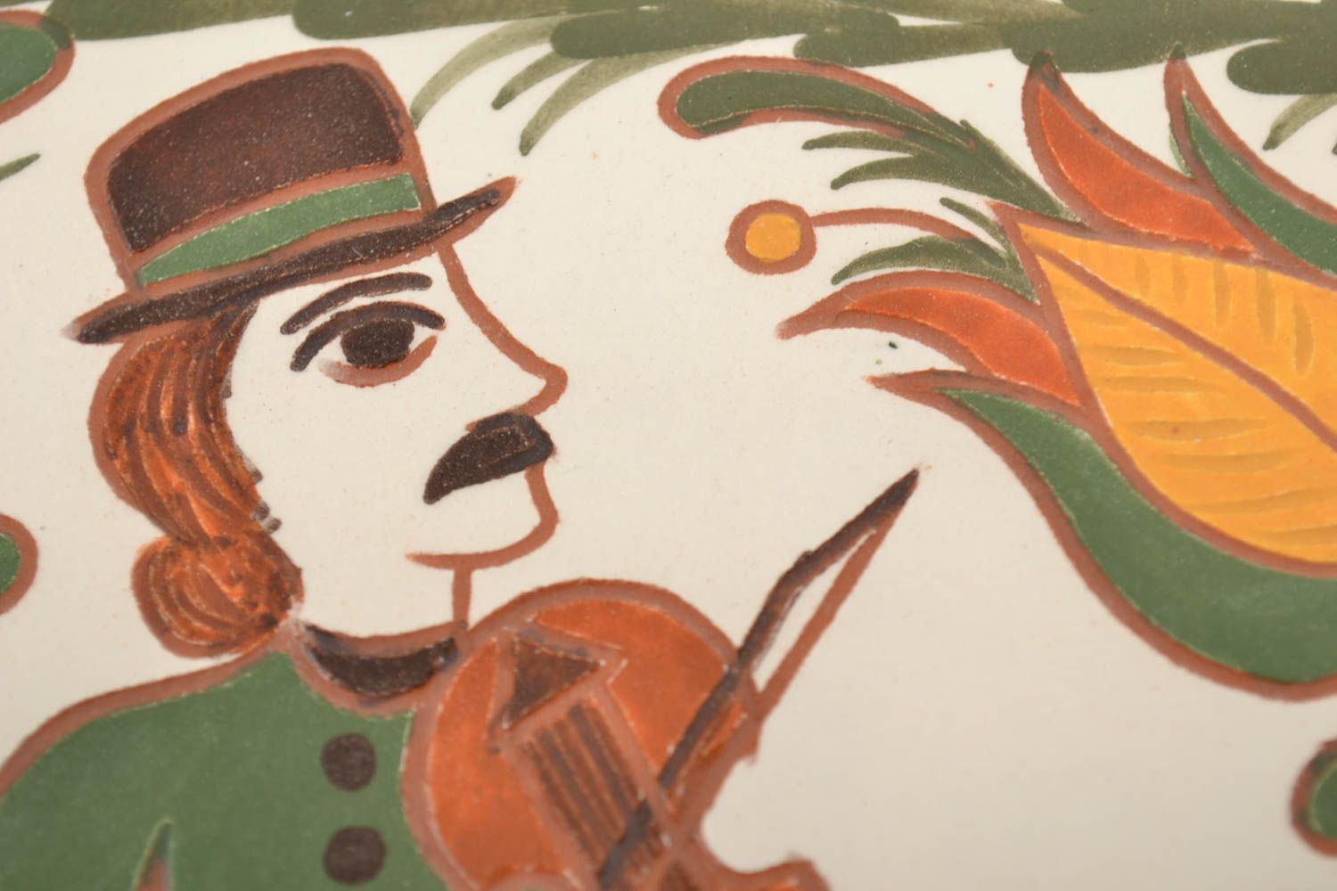 Керамическая плитка с росписью ангобами ручной работы с глазурью скрипач фото 3