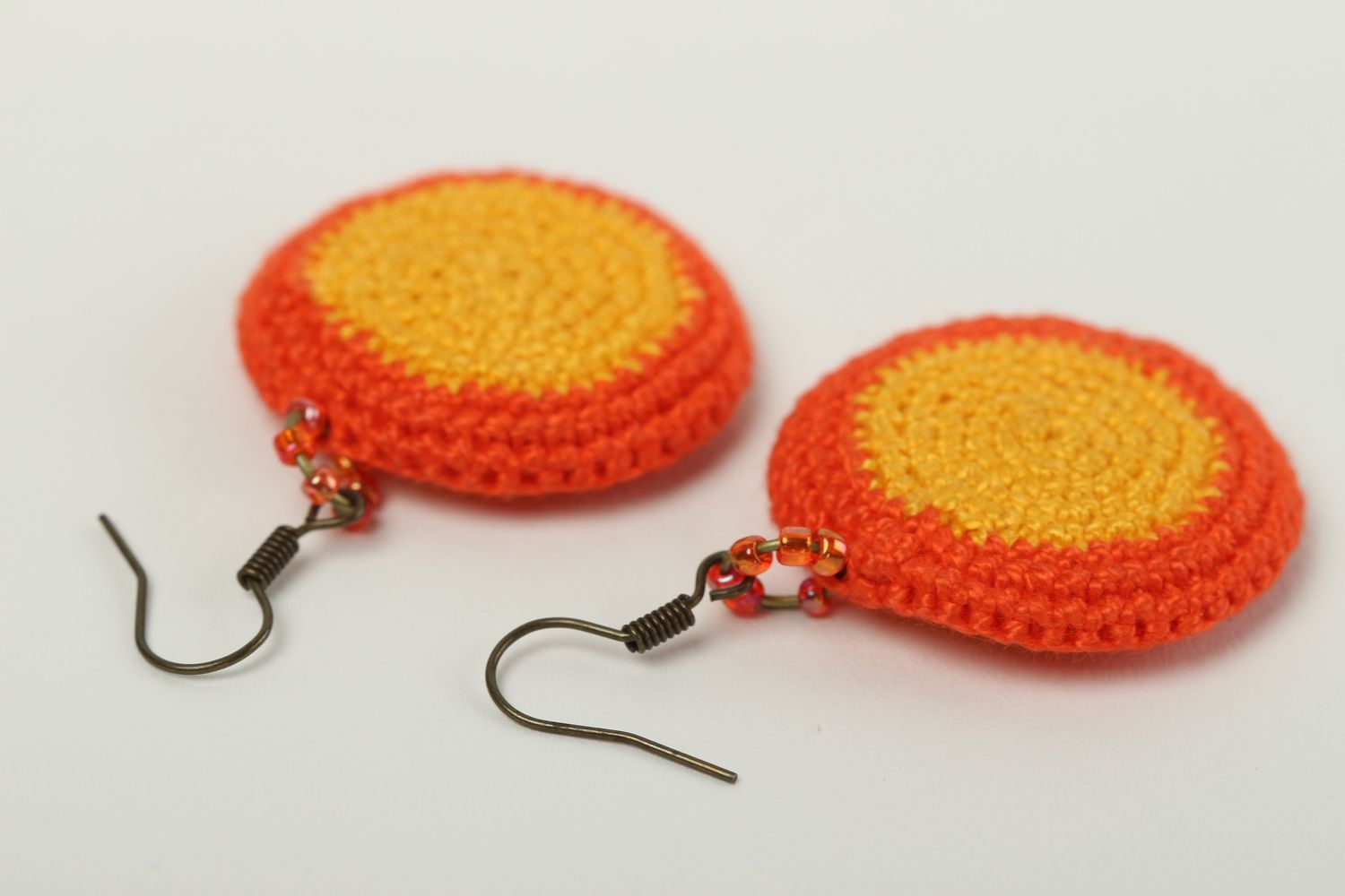 Handmade runde gehäkelte Ohrringe orange Designer Schmuck Accessoire für Frauen  foto 4