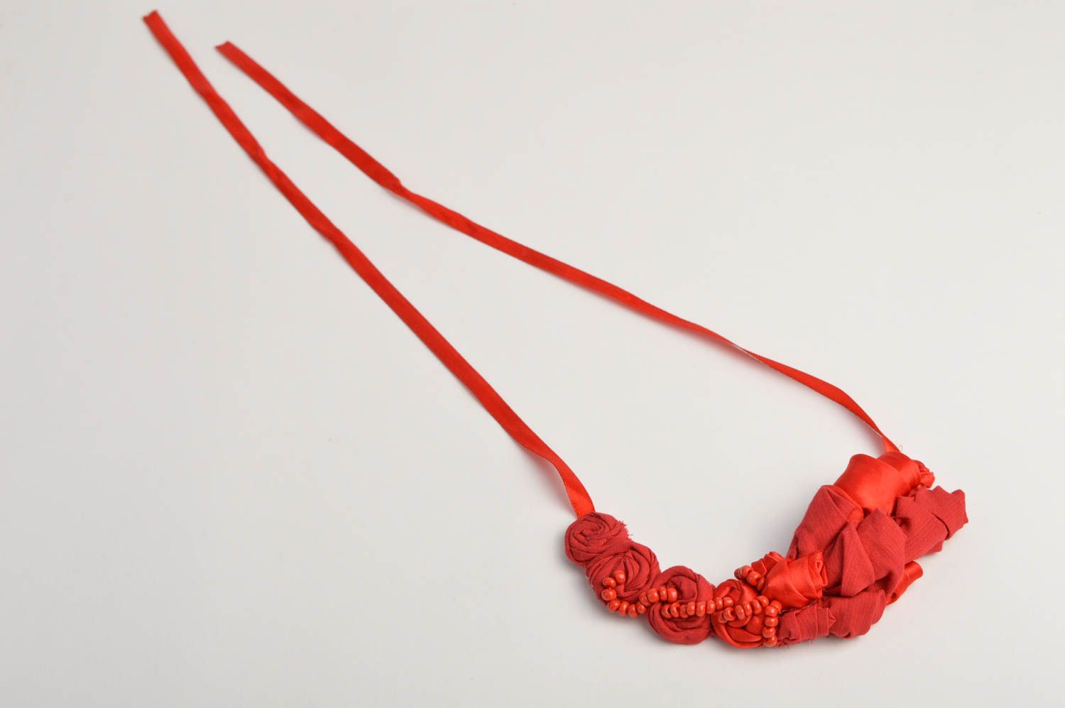 Колье из ткани украшение ручной работы авторская бижутерия красная с бисером фото 3