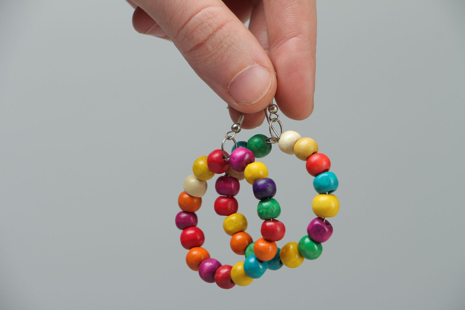 Крупные серьги кольца из деревянных бусин разноцветные  фото 3