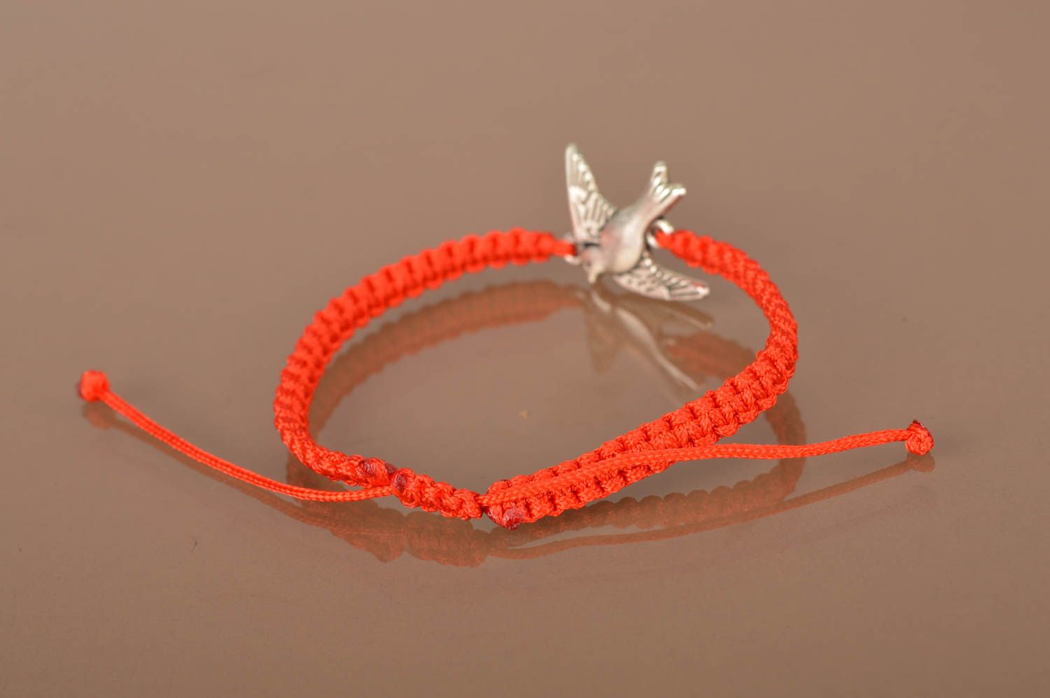 Bracelet fait main en lacet ciré rouge avec oiseau métallique pour femme photo 5