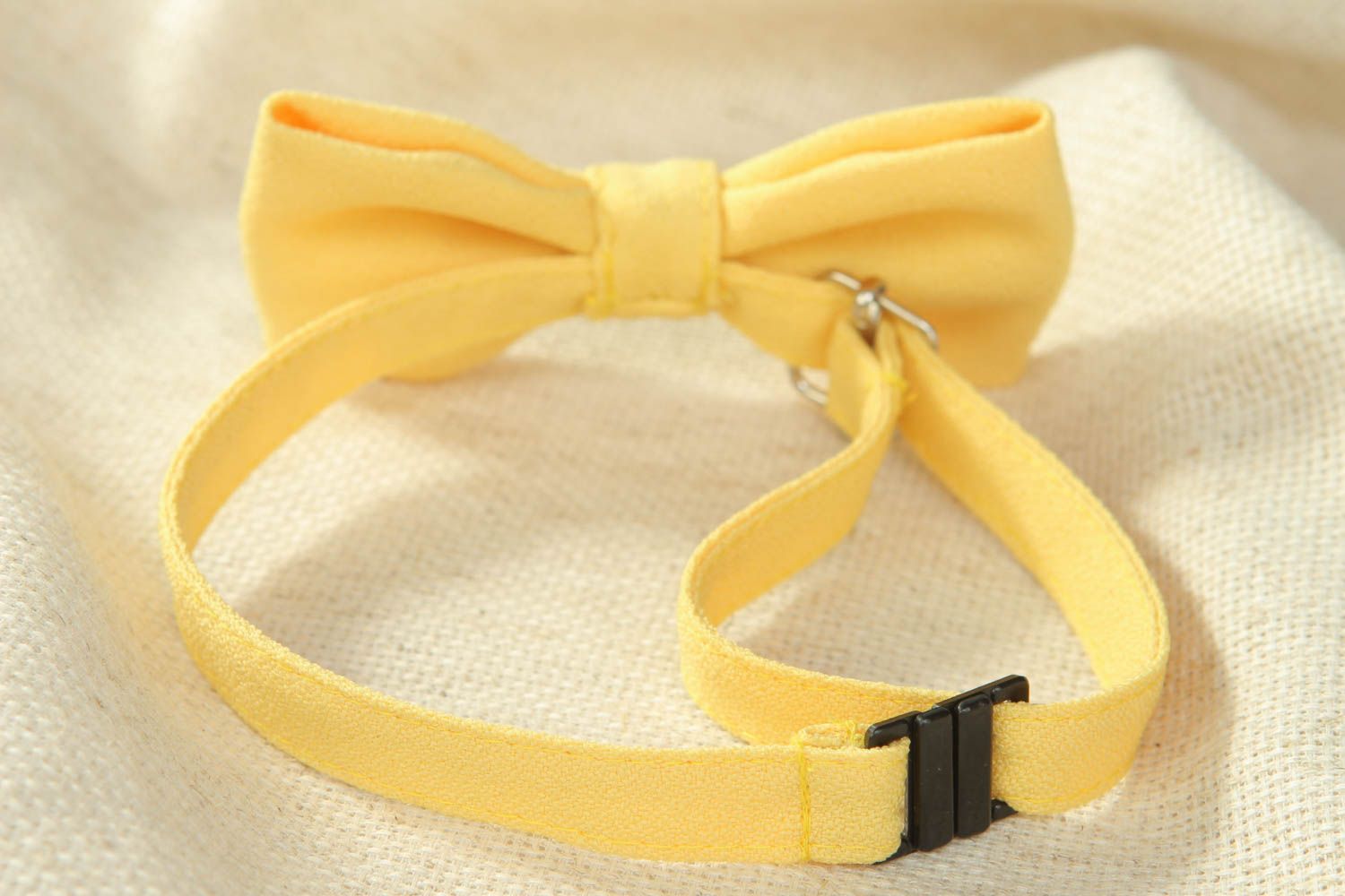 Желтый галстук-бабочка из крепа фото 3