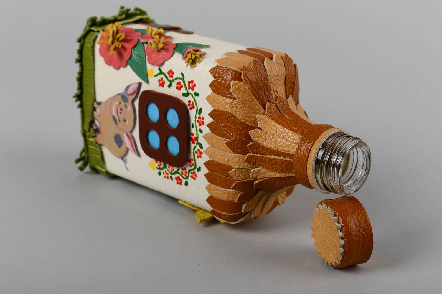 Необычная стеклянная бутылка декорированная кожей хенд мейд в этно стиле декор фото 3