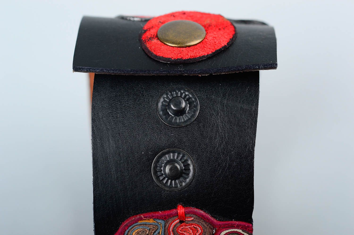 Pulsera de cuero hecha a mano rojinegra accesorio de moda complemento de mujer  foto 5