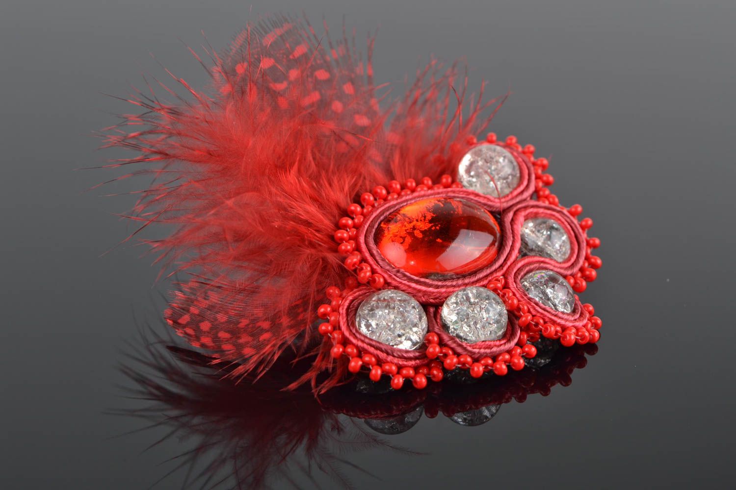 Broche soutache avec perles en verre et plumes faite main rouge en cuir  photo 1