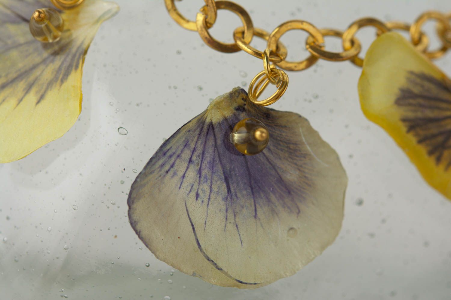 Handmade decorative stylish bracelet with flower petals in epoxy resin on chain photo 3