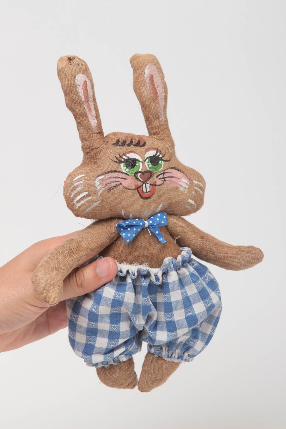 Авторская игрушка из ткани с пропиткой кофе в виде зайца в клетчатых штанах фото 5