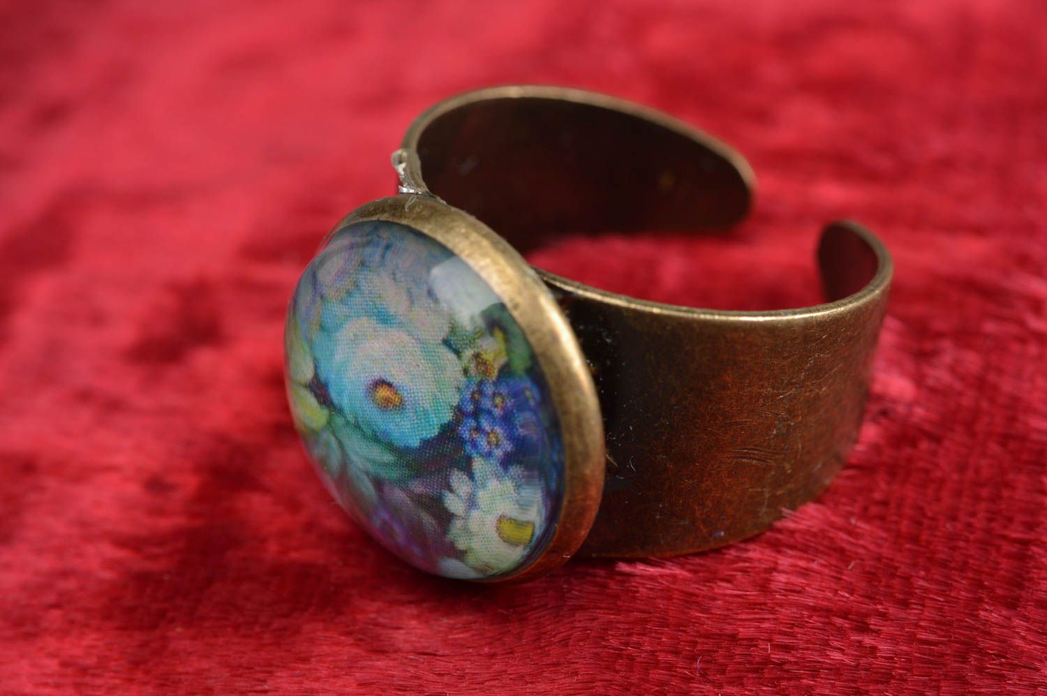 Крупное кольцо с принтом в технике декупаж с ювелирной смолой ручной работы красочное фото 1