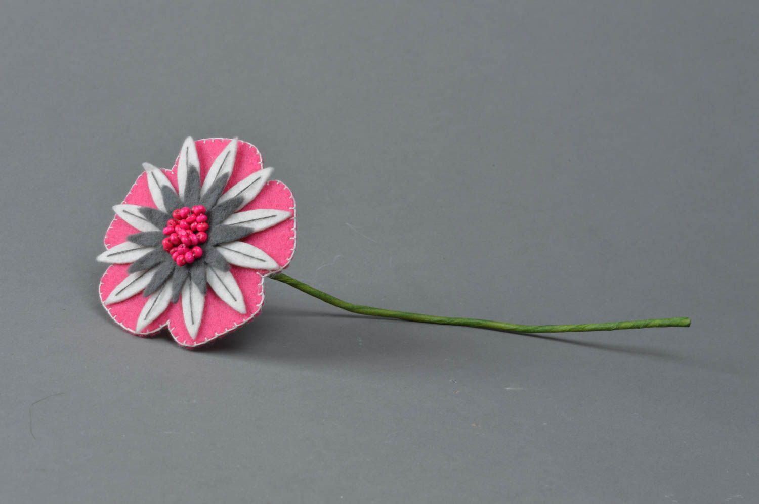 Fleur en feutre rose artificielle faite main décoration avec perles en bois photo 1