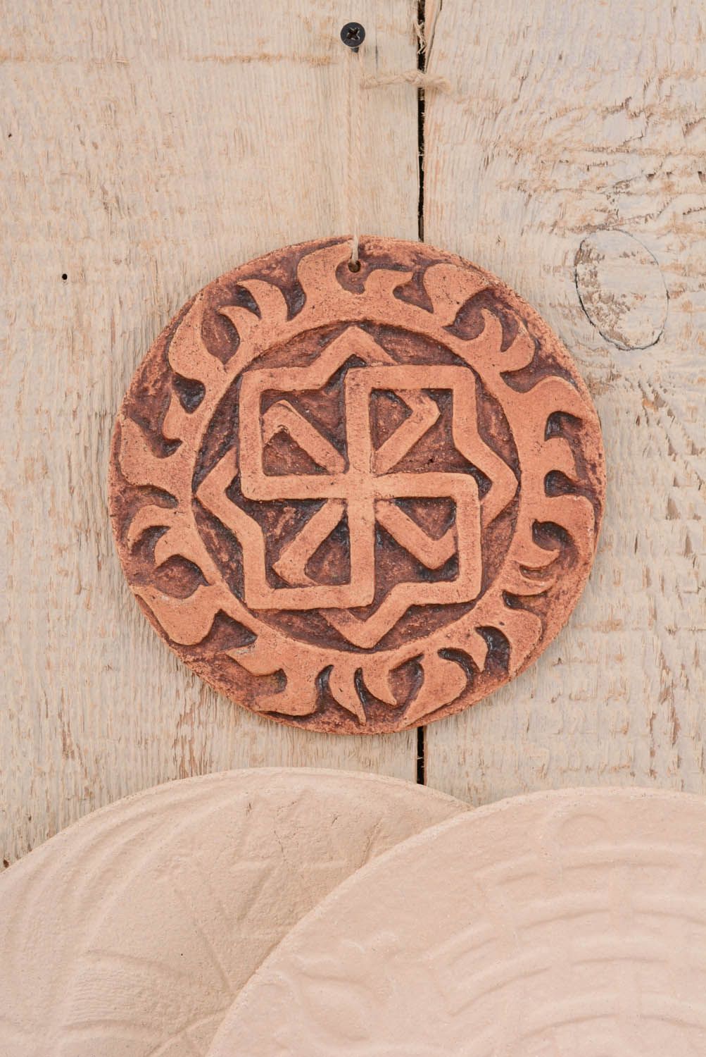 Pingente talismã de interior de cerâmica pintado com engobes Molvinets para proteção foto 3