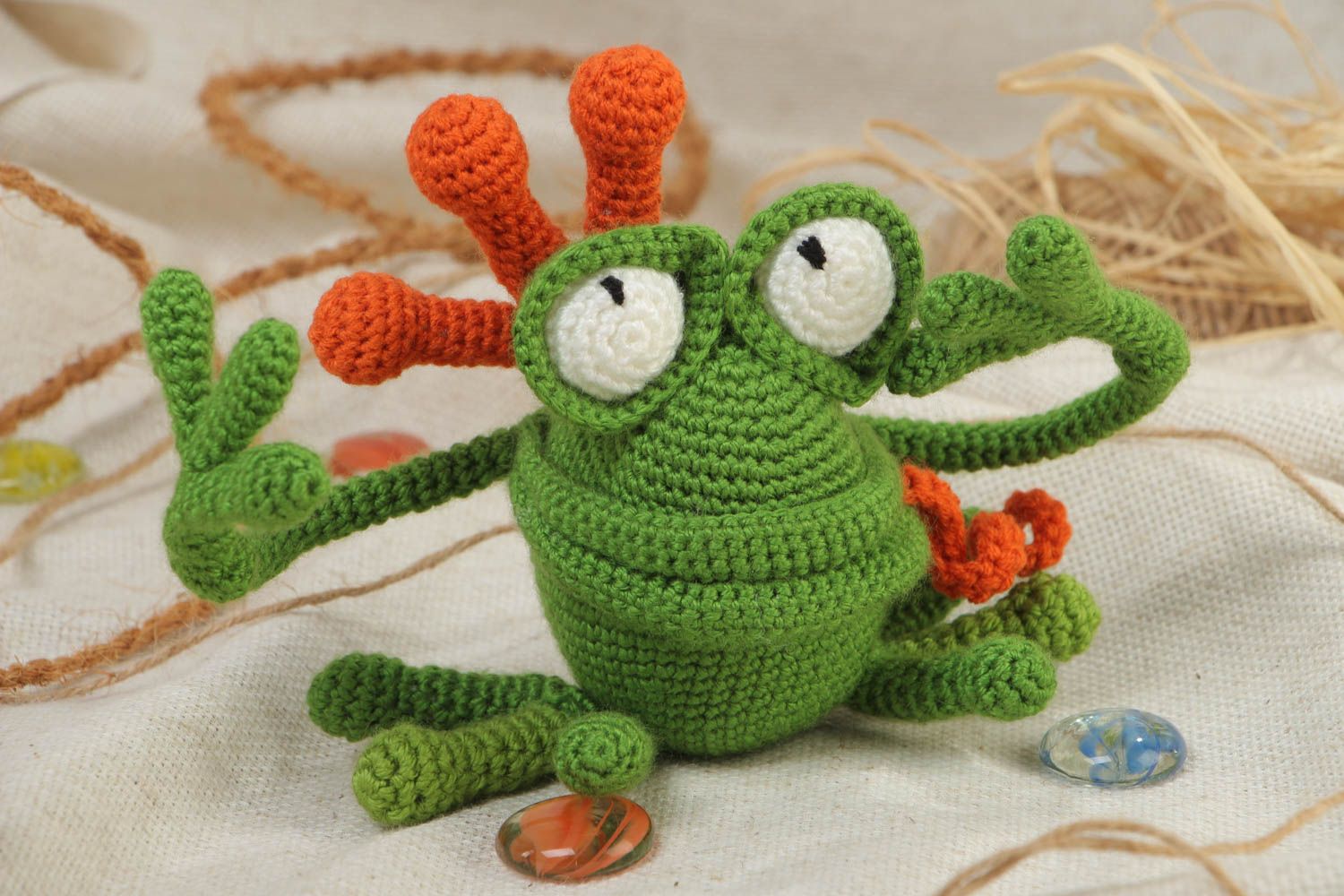 Juguete tejido a ganchillo artesanal rana verde para niños foto 1