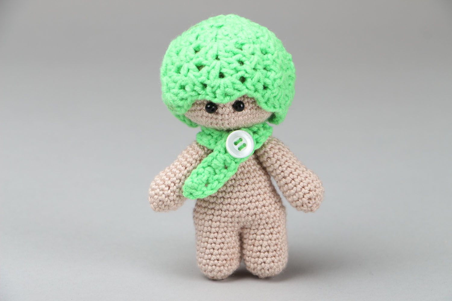 Вязаная игрушка Человечек в зеленой шапке фото 1