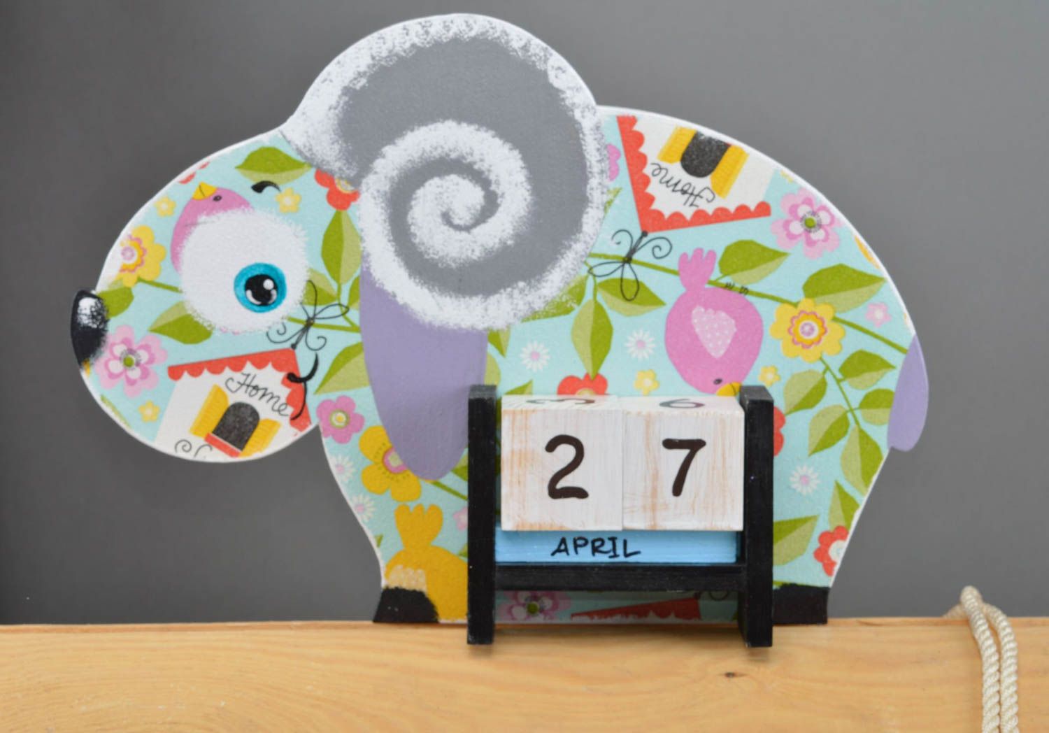 Schöner Holz Tischkalender für Kinder in Form von Schaf handmade Decoupage  foto 2
